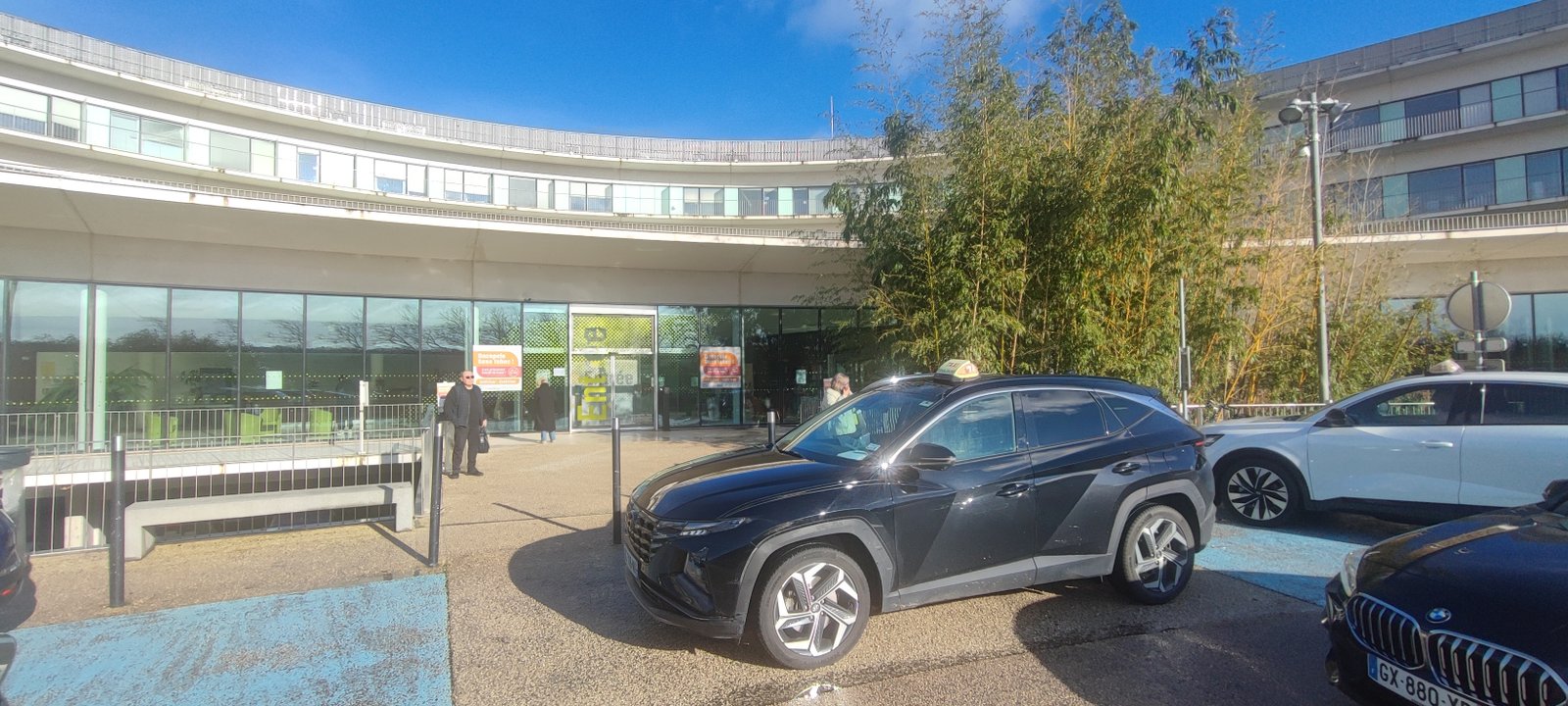 Taxi Blackline devant l’Oncopole Toulouse